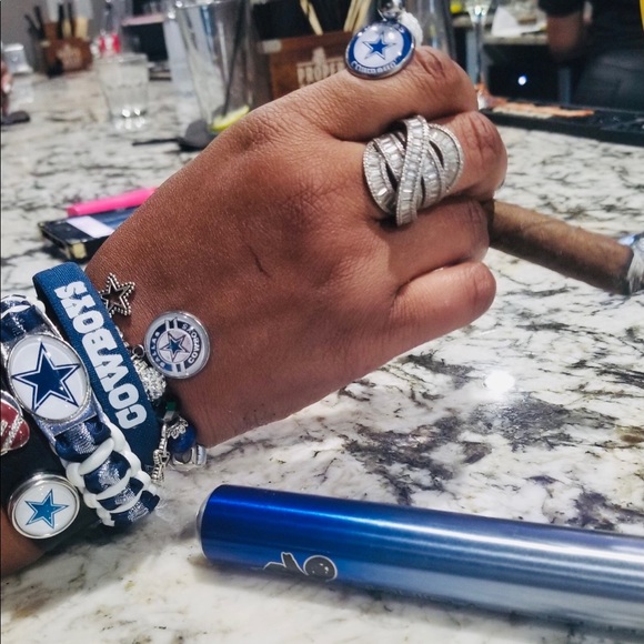 Meet your Posher, Dee-dee - Picture 3 of 13